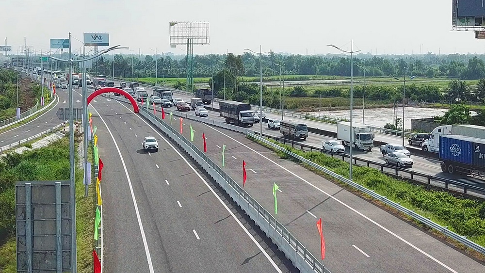 Cao tốc Trung Lương - Mỹ Thuận đưa vào lưu thông 2 chiều trên tuyến chính không thu phí từ 7giờ 30 phút ngày 30/4/2022, dự kiến trong 60 ngày với tốc độ tối thiểu 60km/h, tối đa 80km/h.