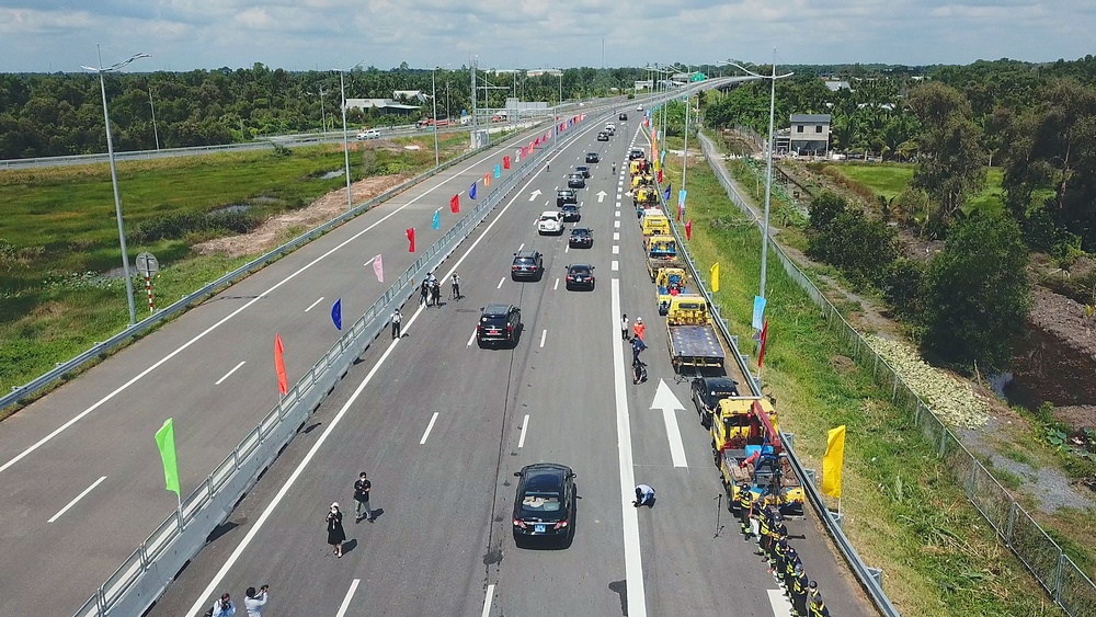 Cao tốc Trung Lương - Mỹ Thuận đưa vào lưu thông 2 chiều trên tuyến chính không thu phí từ 7giờ 30 phút ngày 30/4/2022, dự kiến trong 60 ngày với tốc độ tối thiểu 60km/h, tối đa 80km/h.
