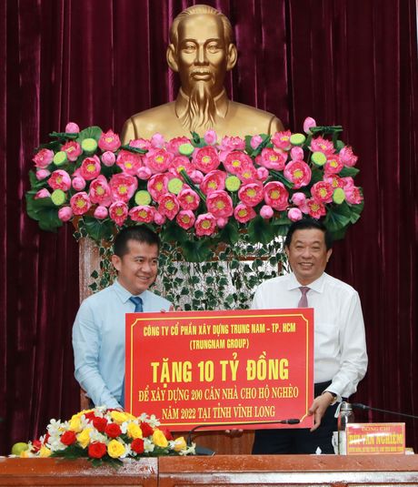 Chủ tịch Quốc hội Vương Đình Huệ vận động Công ty CP xây dựng Trung Nam- TP Hồ Chí Minh hỗ trợ cho tỉnh Vĩnh Long 10 tỷ đồng xây dựng 200 căn nhà, góp phần thực hiện chính sách an sinh xã hội tại địa phương.