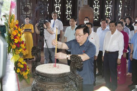 Chủ tịch Quốc hội dâng hương tưởng niệm Chủ tịch HĐBT Phạm Hùng