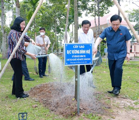 Dịp này, Chủ tịch Quốc hội Vương Đình Huệ cũng đã trồng cây lưu niệm trong khuôn viên khu tưởng niệm.
