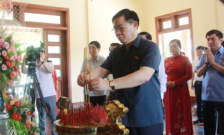 Chủ tịch Quốc hội thắp hương tưởng niệm Chủ tịch HĐBT Phạm Hùng