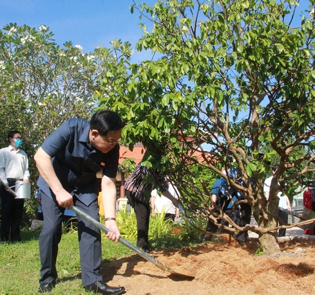 Dịp này, Chủ tịch Quốc hội cũng đã trồng cây lưu niệm trong khuôn viên.