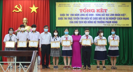 Các em học sinh nhận giải Cuộc thi trực tuyến tìm hiểu về cuộc đời và sự nghiệp cách mạng của đồng chí Phạm Hùng.