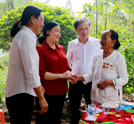 Trưởng Ban Dân vận Trung ương- Bùi Thị Minh Hoài thăm hỏi sức khỏe, tặng quà Mẹ Việt Nam anh hùng Đặng Thị Ngượt.