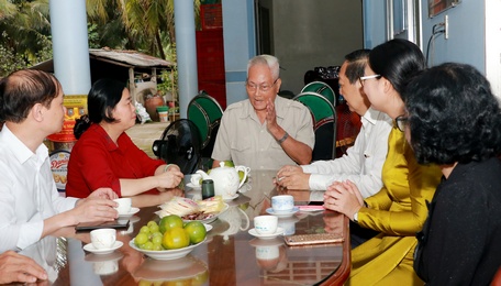 Trưởng Ban Dân vận Trung ương- Bùi Thị Minh Hoài đến thăm, tặng quà Anh hùng Lao động Ngô Ngọc Bỉnh.