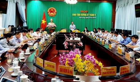 Ông Lê Quang Trung- Phó Chủ tịch Thường trực UBND tỉnh chủ trì cuộc họp thường kỳ tháng 4/2022.