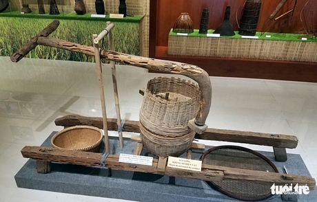 Chiếc cối xay truyền thống đan bằng tre