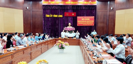Dịp này, TP Hồ Chí Minh tặng tỉnh Vĩnh Long 1,8 tỷ đồng xây nhà cho hộ nghèo, người có công với cách mạng.