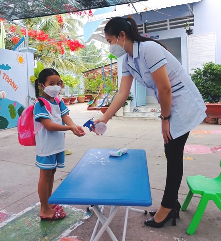 Cô nhân viên y tế Trần Thị Huỳnh Anh góp sức chăm sóc sức khỏe cho cộng đồng.