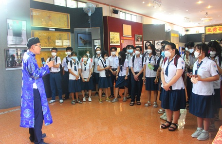Các bạn học sinh, sinh viên đến xem triển lãm “Từ Long Hồ dinh đến tỉnh Vĩnh Long ngày nay”.