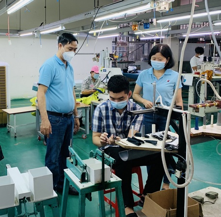 Anh Nguyễn Đăng Kiên- Công ty TNHH BoHsing (trái) tìm ra những sáng kiến phù hợp, đóng góp không nhỏ trong quá trình sản xuất của công ty.