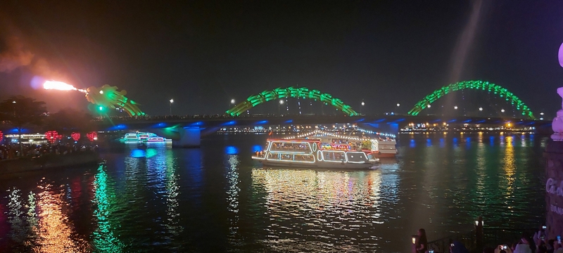 Cầu Rồng Đà Nẵng- địa điểm du lịch nổi tiếng, biểu tượng độc đáo của Đà Thành. Mỗi tuần, vào 21 giờ thứ 7 và chủ nhật, cây cầu sẽ phun lửa, phun nước vô cùng ấn tượng.