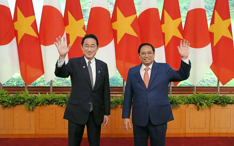 Thủ tướng Nhật Bản Kishida Fumio và Thủ tướng Chính phủ Phạm Minh Chính trước khi bắt đầu hội đàm tại Hà Nội, ngày 1/5/2022. (Ảnh: Kyodo)