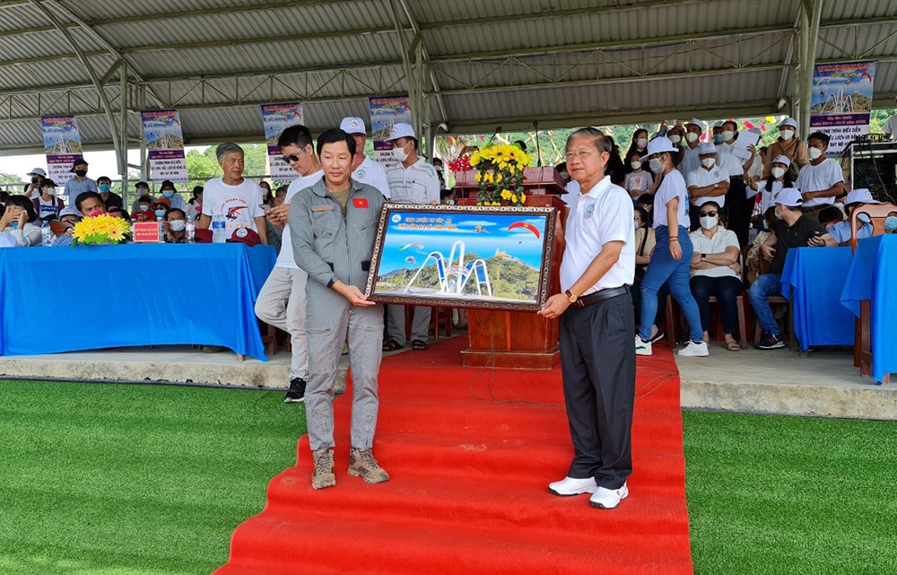  Ông Cao Quang Liêm tặng quà cám ơn Liên đoàn Dù lượn thể thao TP. Hồ Chí Minh
