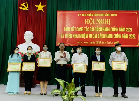 Ông Lê Quang Trung- Phó Chủ tịch Thường trực UBND tỉnh tặng bằng khen cho các cá nhân có thành tích tiêu biểu xuất sắc trong công tác cải cách hành chính năm 2021. 