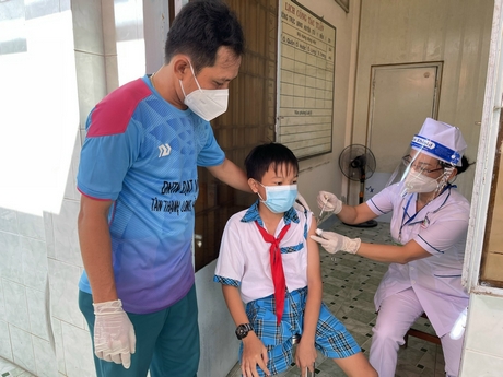 Học sinh lớp 5 Trường Tiểu học thị trấn Long Hồ tiêm vắc xin ngừa COVID-19.