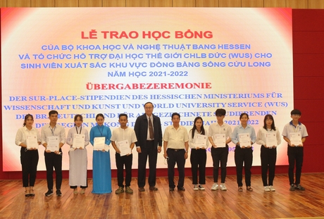 TS. Bùi Công Thọ và TS. Nguyễn Thanh Dũng- Phó Hiệu trưởng Trường ĐH Cửu Long trao học bổng cho sinh viên.