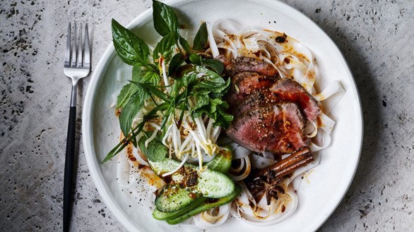 Món salad lấy cảm hứng từ phở Việt của Jessica Brook trên Good Food - Anh: James Moffatt/ Good Food