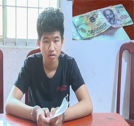 Đối tượng Trần Minh Quang cùng tờ tiền giả mệnh giá 500.000đ đã bị lực lượng công an thu hồi.