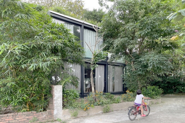 Ngôi nhà nằm ở đường Bắc Cầu, ven sông Đuống, thuộc phường Ngọc Thụy, quận Long Biên, Hà Nội; được xây dựng với mục đích làm nơi nghỉ ngơi cuối tuần cho gia đình.