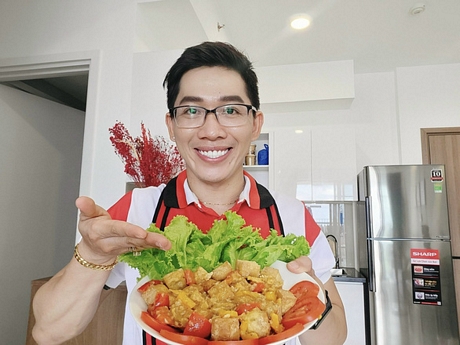 Ca sĩ Quách Gia Thành vào bếp làm món đậu hũ chiên giòn sốt trứng muối - Ảnh: Facebook Quách Gia Thành