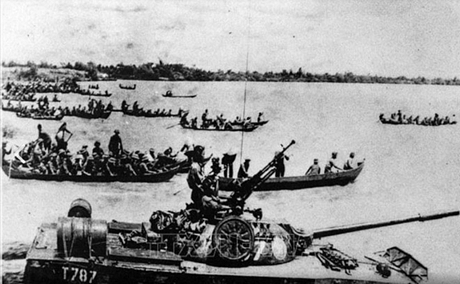Một bộ phận xe tăng và bộ binh của Quân đoàn 2 hành quân thần tốc vượt sông tiến về Sài Gòn. Ảnh: Tư liệu