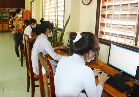 Học sinh Trường THPT Lưu Văn Liệt được hướng dẫn đăng ký trực tuyến tại nhà hoặc đến trường để được hỗ trợ.