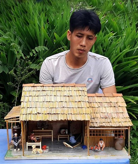 Anh Nguyễn Hùng Cường bên tác phẩm nhà quê của mình