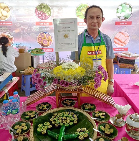 Nghệ nhân Phạm Văn Phúc bên món bánh khoai lang cuộn, đạt huy chương bạc tại cuộc thi trong khuôn khổ Lễ hội Bánh dân gian Nam bộ tại thành phố Cần Thơ vừa qua.