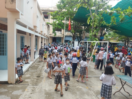 Học sinh Trường Tiểu học Lê Lợi (Phường 3- TP Vĩnh Long) sau tan trường.