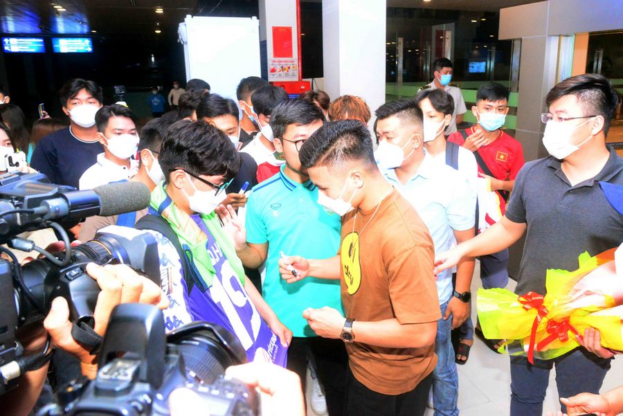 Cựu tiền vệ Hà Nội FC Nguyễn Quang Hải đã nhận được sự chào đón của người hâm mộ Tây Đô tại sân bay quốc tế Cần Thơ.