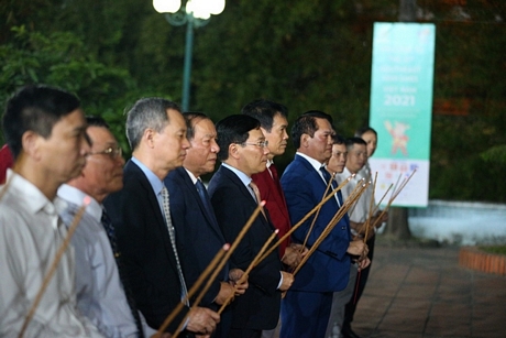 Các quan chức của Chính phủ và ngành Thể thao Việt Nam trong buổi lễ xuất quân của Đoàn Thể thao Việt Nam