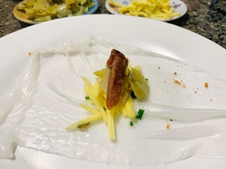 Chồng đĩa cao ngất sau một bữa ăn bánh ướt thịt nướng