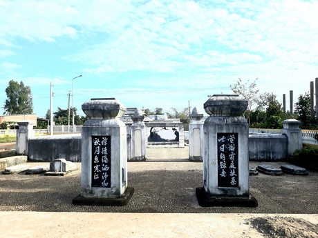 Khu mộ thân nhân danh thần Thoại Ngọc Hầu được xếp hạng di tích lịch sử văn hóa cấp tỉnh.