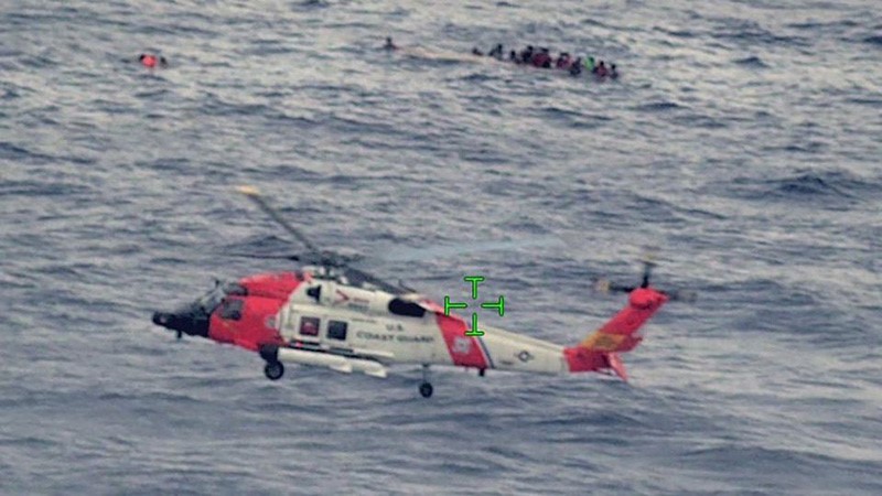 Trực thăng của Lực lượng Bảo vệ bờ biển Mỹ tới hiện trường vụ chìm tàu. (Ảnh: Lực lượng Bảo vệ bờ biển Mỹ cung cấp)