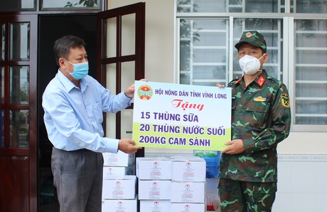 UBMTTQ Việt Nam các cấp và các đoàn thể đã thực hiện rất tốt các chính sách an sinh. Trong ảnh: Hội Nông dân tỉnh tặng quà tại các khu cách ly.