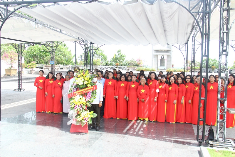 Đoàn đại biểu Vĩnh Long dâng hoa, dâng hương tại Nghĩa trang liệt sĩ Đường 9