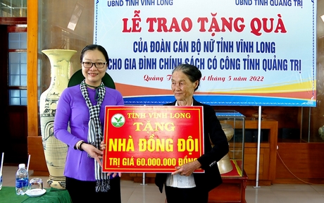 Phó Chủ tịch UBND tỉnh- Nguyễn Thị Quyên Thanh trao nhà đồng đội cho gia đình chính sách.