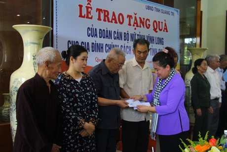  Trao quà cho gia đình chính sách tại tỉnh Quảng Trị