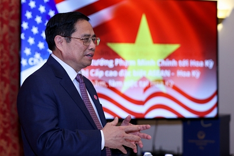 Thủ tướng Phạm Minh Chính biểu dương cán bộ, nhân viên Đại sứ quán Việt Nam tại Hoa Kỳ đã có nhiều nỗ lực, thực hiện tốt đường lối đối ngoại của Đảng, Nhà nước - Ảnh: VGP/Nhật Bắc