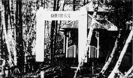  Năm 1969, quân và dân Nhà Hội xây dựng Đền thờ Bác Hồ trong khu căn cứ.