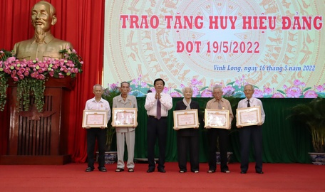 Đồng chí Bùi Văn Nghiêm- Ủy viên BCH Trung ương Đảng, Bí thư Tỉnh ủy Vĩnh Long trao Huy hiệu Đảng cho các đảng viên cao niên tuổi đảng.