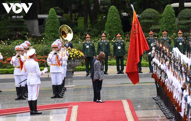 Chủ tịch nước Nguyễn Xuân Phúc và Tổng thống Hy Lạp Katerina Sakellaropoulou cúi chào quốc kỳ hai nước.