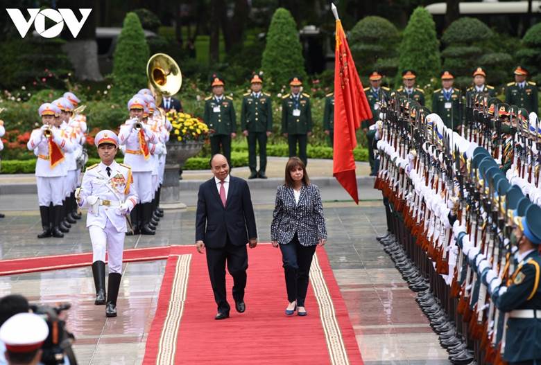 Chủ tịch nước Nguyễn Xuân Phúc và Tổng thống Hy Lạp Katerina Sakellaropoulou duyệt đội danh dự Quân đội Nhân dân Việt Nam.