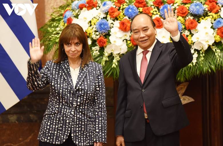 Ngay sau Lễ đón, hai nhà lãnh đạo bước vào phòng hội đàm. Đây là lần thứ hai, một Tổng thống Hy Lạp tới thăm và làm việc chính thức tại Việt Nam. Lần gần nhất là vào năm 2008. 