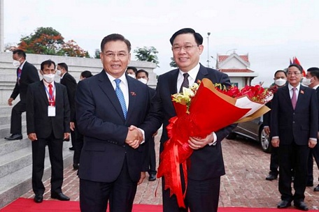  Chủ tịch Quốc hội Lào Saysomphone Phomvihan đón Chủ tịch Quốc hội Vương Đình Huệ - Ảnh: Doãn Tấn
