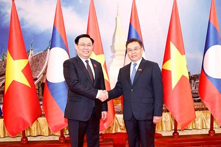 Chủ tịch Quốc hội Lào Saysomphone Phomvihan và Chủ tịch Quốc hội Vương Đình Huệ - Ảnh: Doãn Tấn