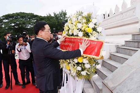 Chủ tịch Quốc hội Vương Đình Huệ đặt vòng hoa tại Đài tưởng niệm các chiến sĩ vô danh ở Thủ đô Viêng Chăn