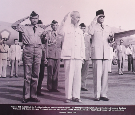  Hình ảnh Bác Hồ và Tổng thống Soekarno trong chuyến thăm Indonesia tháng 2 năm 1959 tại một triển lãm ở Jakarta (Ảnh: tư liệu)